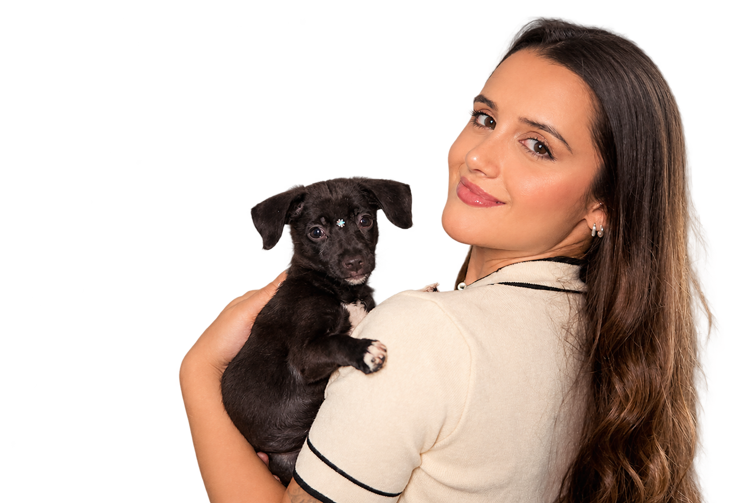 Karina Araujo segurando a cachorrinha Fátima